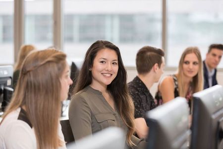 Die Modulveranstaltungen finden dort statt, wo wir Ihnen die bestmögliche Lehrumgebung bieten können, z. B. Labore und Computerräume.