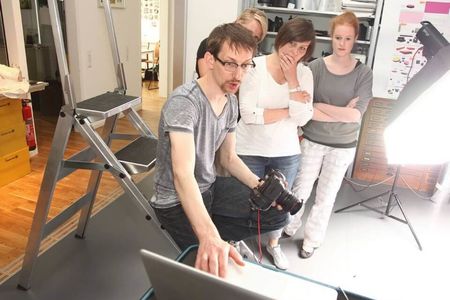 Studierende lernen bei einem Graphiker