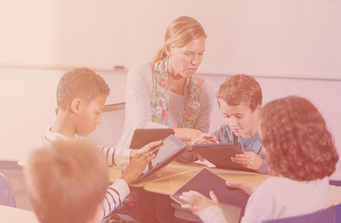 Lehrerin mit Kindern