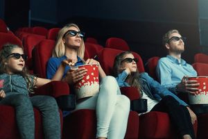 Den Einfluss von Film auf Gesellschaft und Individuum untersuchen.