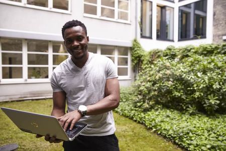 Student am Hochschulcampus