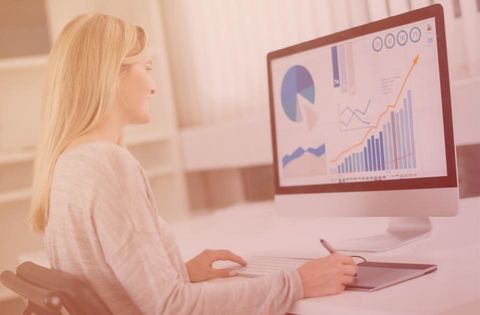 Grafikdesignerin am PC