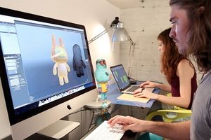 Mediendesigner erschaffen Figuren am Rechner...