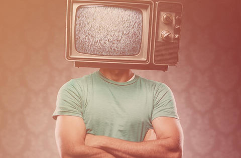 Mann mit Fernseher auf dem Kopf