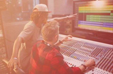 zwei Leute im Tonstudio