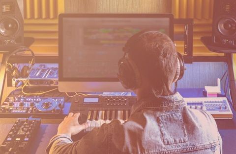 Mann im Tontechnik Studium