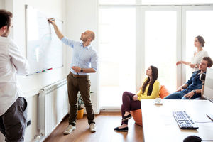 Er entwickelt Strategien, um die Zielgruppe bestmöglich zu erreichen