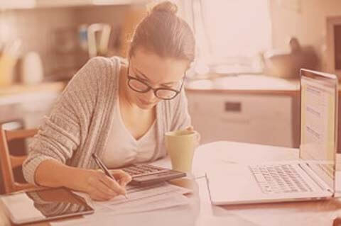 Studentin lernt für ihr Fernstudium Digitale Medien