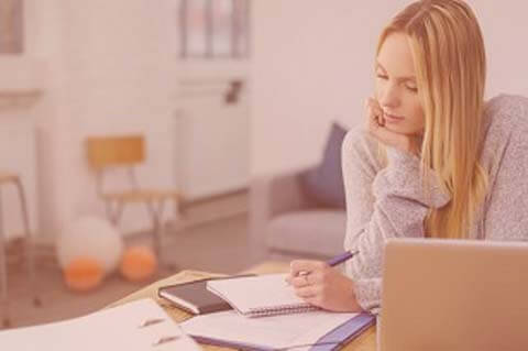 Studentin lernt für ihr Fernstudium