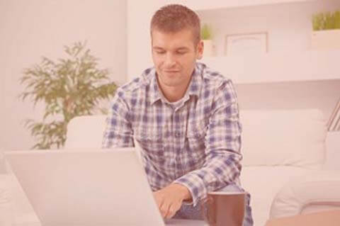 Student lernt für sein Fernstudium Medieninformatik