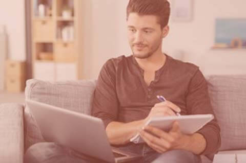 Student lernt für sein Fernstudium Medienmanagement