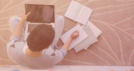 junger Mann mit Laptop von oben