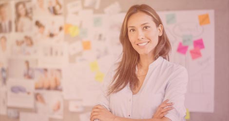 junge Frau im Büro vor Pinnwand