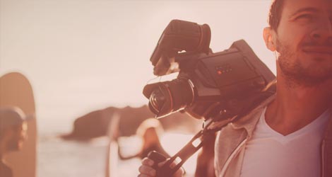 Student mit Kamera draußen