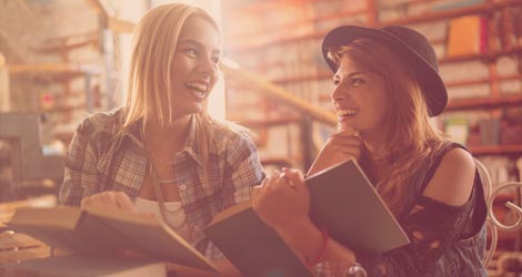zwei Studentinnen in Bibliothek