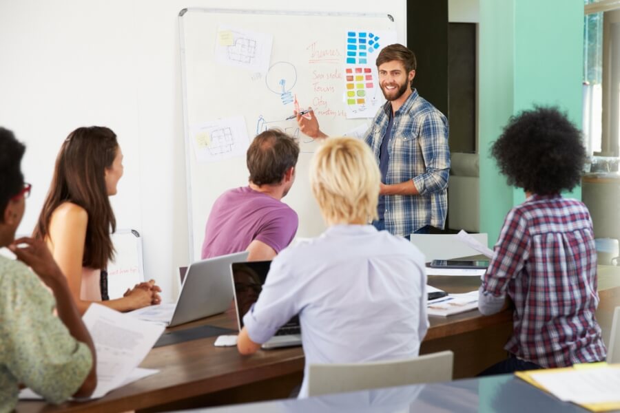 ... besprechen diese mit Kollegen.