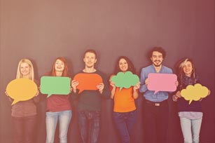 Studierende in einer Reihe mit jeweils einer Sprechblase in den Händen