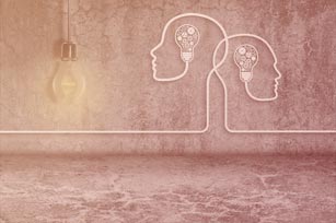 zwei abstrakte Köpfe mit Glühbirnen