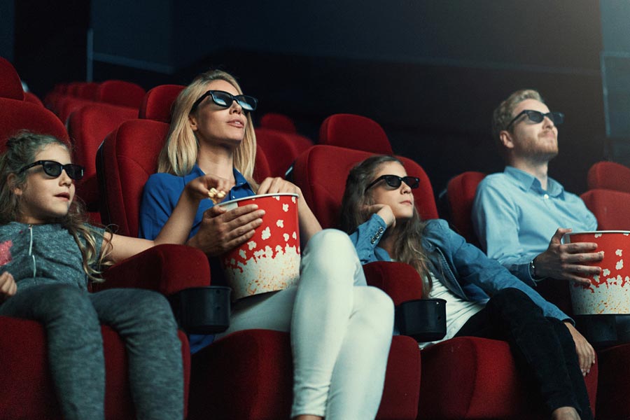 Den Einfluss von Film auf Gesellschaft und Individuum untersuchen.