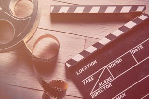 Regieklappe und Filmrolle