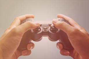 Großaufnahme von Händen, die einen Controller halten