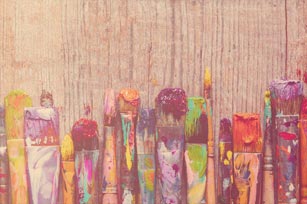 Eine Reihe farbiger Pinsel