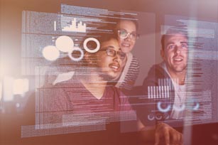 Medieninformatik-Studenten betrachten Code auf großem Bildschirm