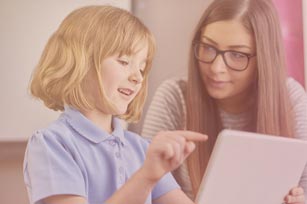 Medienpädagogin und Mädchen mit Tablet