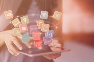 Studentin mit Tablet, über dem Tablet kreisen verschiedene Online-Symbole