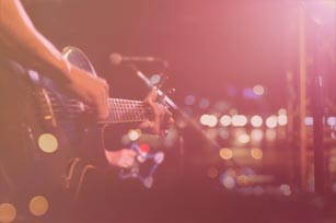 Gitarrist spielt auf einer Bühne E-Gitarre